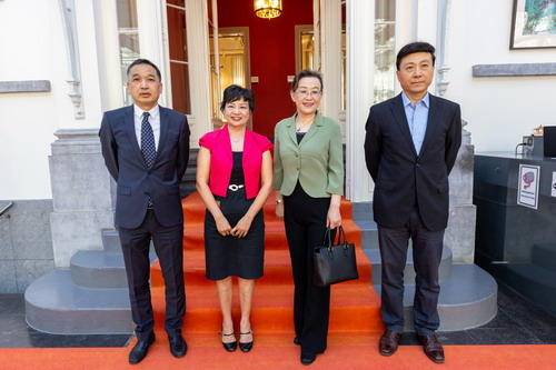 中国驻比利时大使夫人杨青出席第五届全球华语朗诵大赛比利时地区复赛
